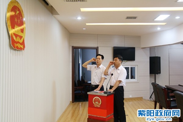 新任副县长宣誓_副本.jpg