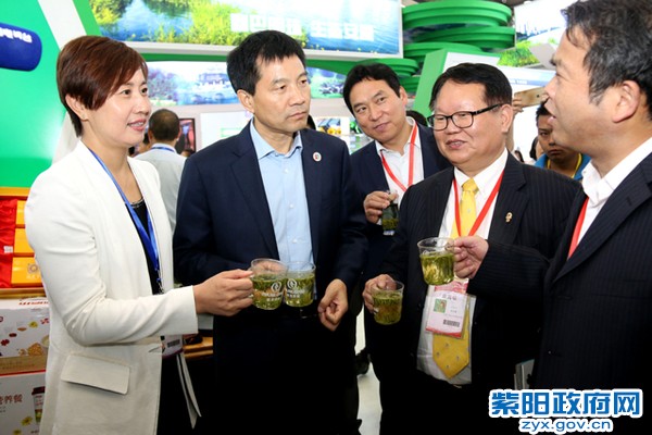 徐市长陪同台商视察紫阳展馆，点赞紫阳富硒茶（陈刚 摄）.jpg