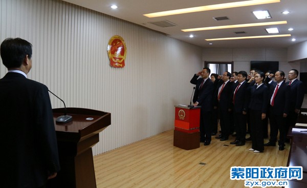 面对宪法宣誓.jpg