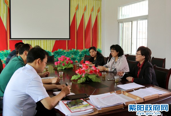 座谈会.jpg