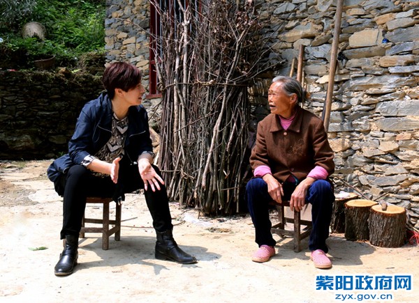 4月29日，在毛坝镇暗访脱贫攻坚工作02.jpg