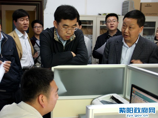 图为盖玲兴对县纪委工作人员进行业务指导.jpg
