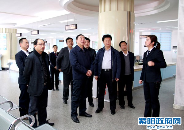李市长考察政务服务中心.jpg