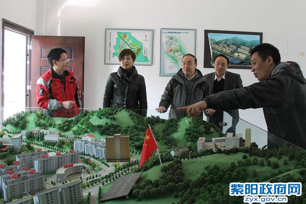 陈县长东木镇移民搬迁.jpg