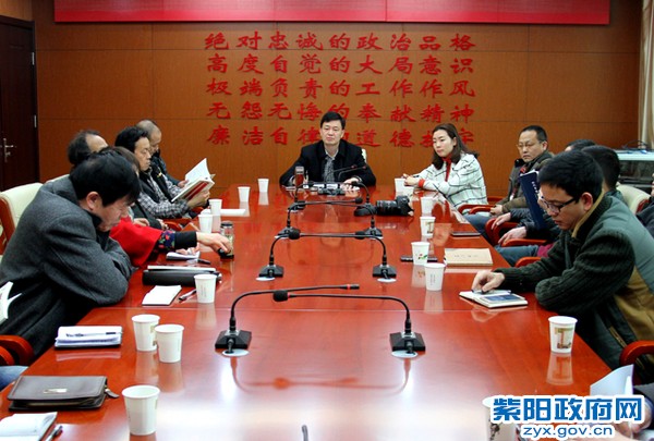 周部长主持召开文艺座谈会0.jpg