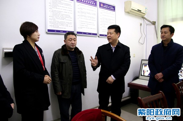 2月6日，在县亿元看望值班医务人员.jpg