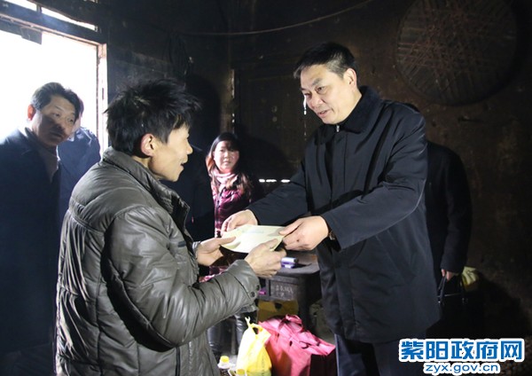 2月1日，市委副书记陈勇在麻柳镇慰问.jpg
