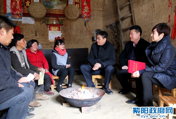2月1日，陪同市委副书记陈勇在黄金村慰问.jpg