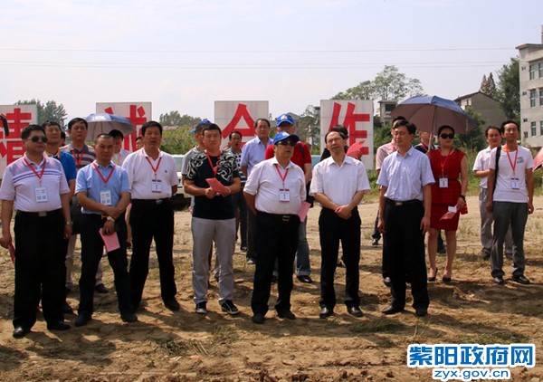 在恒紫园区考察.jpg