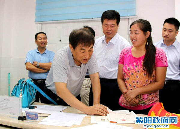 8月17日，国务院参事王石奇在政务服务中心调研22.jpg