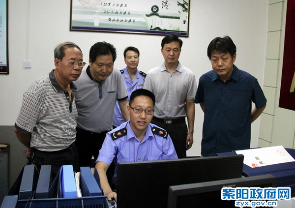 8月11日，陪同市人大常委会副主任廖贤平在县工商局坚持消费者权益保护法实施情况0.jpg