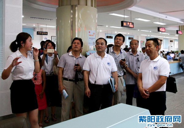 在政务服务中心调研.jpg