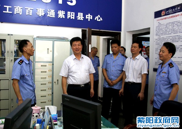 7月17日，县长赵立根到工商局调研.jpg