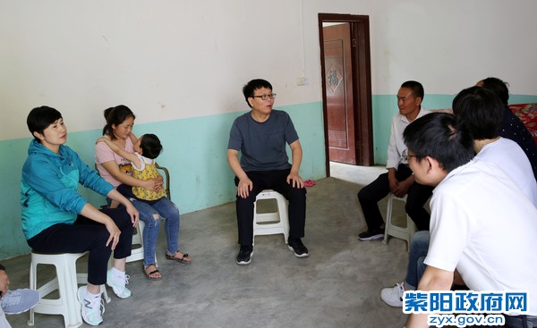 6月4日，陪同市委常委、统战部部长雷西明在红椿镇共和村走访慰问贫困户2.jpg