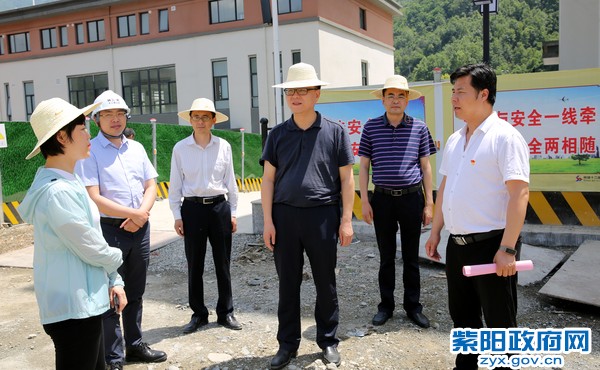 5月22日，陪同市委常委、统战部部长在向阳镇恒大小学调研.jpg