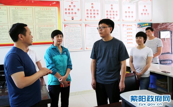 6月4日，陪同市委常委、统战部部长雷西明在东木镇麦坪村检查调研脱贫攻坚工作.jpg