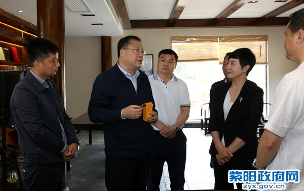 5月25日，陪同省委常委、省委秘书长卢建军在蒿坪神农园区调研.jpg