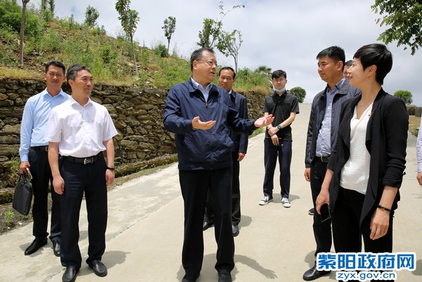 5月25日，陪同省委常委、省委秘书长卢建军在神农园区调研.jpg