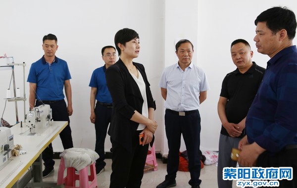 6月1日，在双桥镇爱富宝新社区工厂调研.jpg