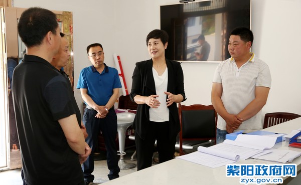 6月1日，在双桥镇中良村调研脱贫攻坚工作.jpg