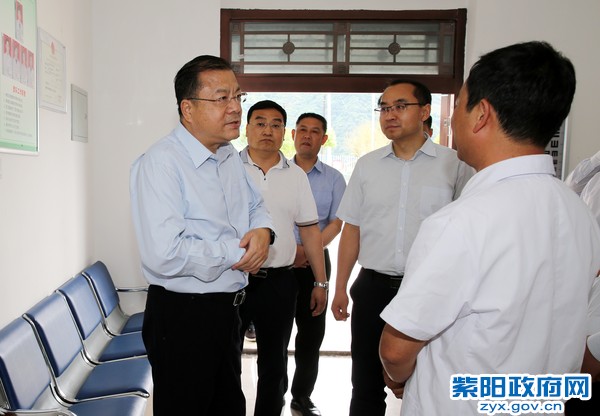 5月25日，陪同省委常委、省委秘书长卢建军在双坪村卫生室调研.jpg
