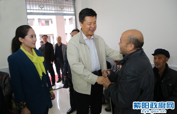 10月5日，在汉王镇五郎坪五保户集中安置点视察调研.jpg