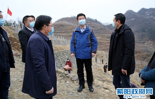 2月20日，在瓦庙镇群发现代农业园区调研.jpg