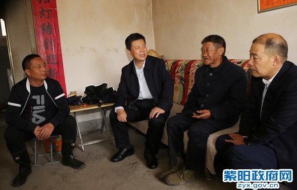 10月6日，在城关镇全安村贫困户朱大义家中走访调研.jpg